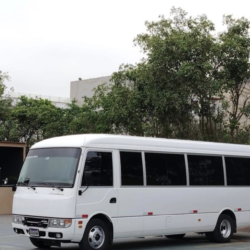 MINI BUS MITSUBISHI FUSO ROSA AÑO 2020 32 PASAJEROS PRECIO S/. 114,000.00 Soles